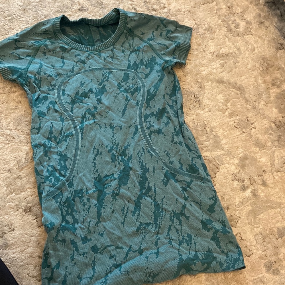 Lululemon active wear shirt